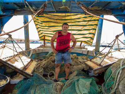...� quello costruito nel 1981 e curato da Francesco, 59enne pescatore che ci invita a salire sul suo natante...